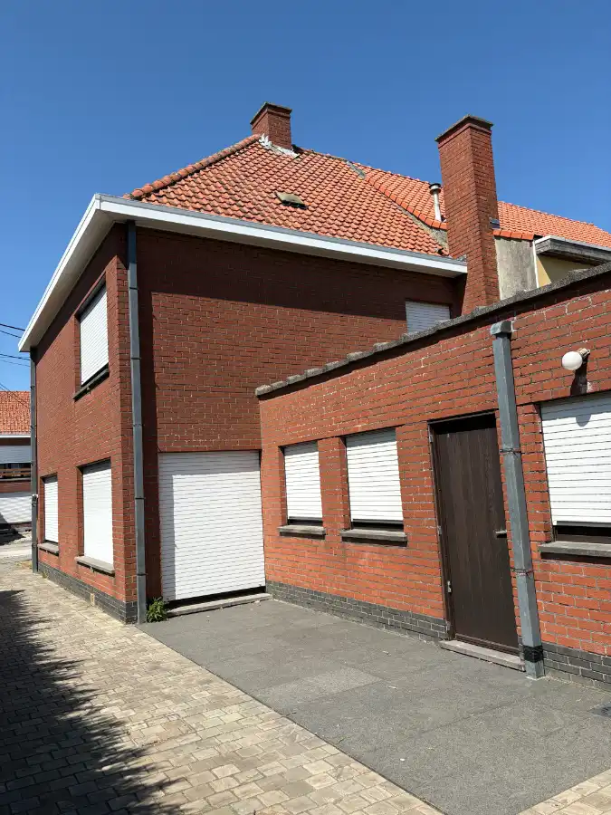 EENGEZINSWONING + garage & grote tuin foto 2