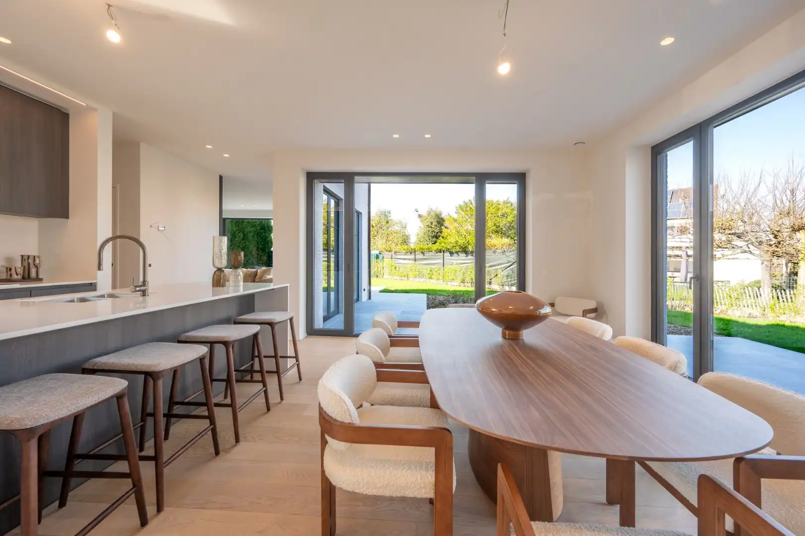 Lichtrijke nieuwbouwvilla met aangename volumes en zonnige tuin foto 7