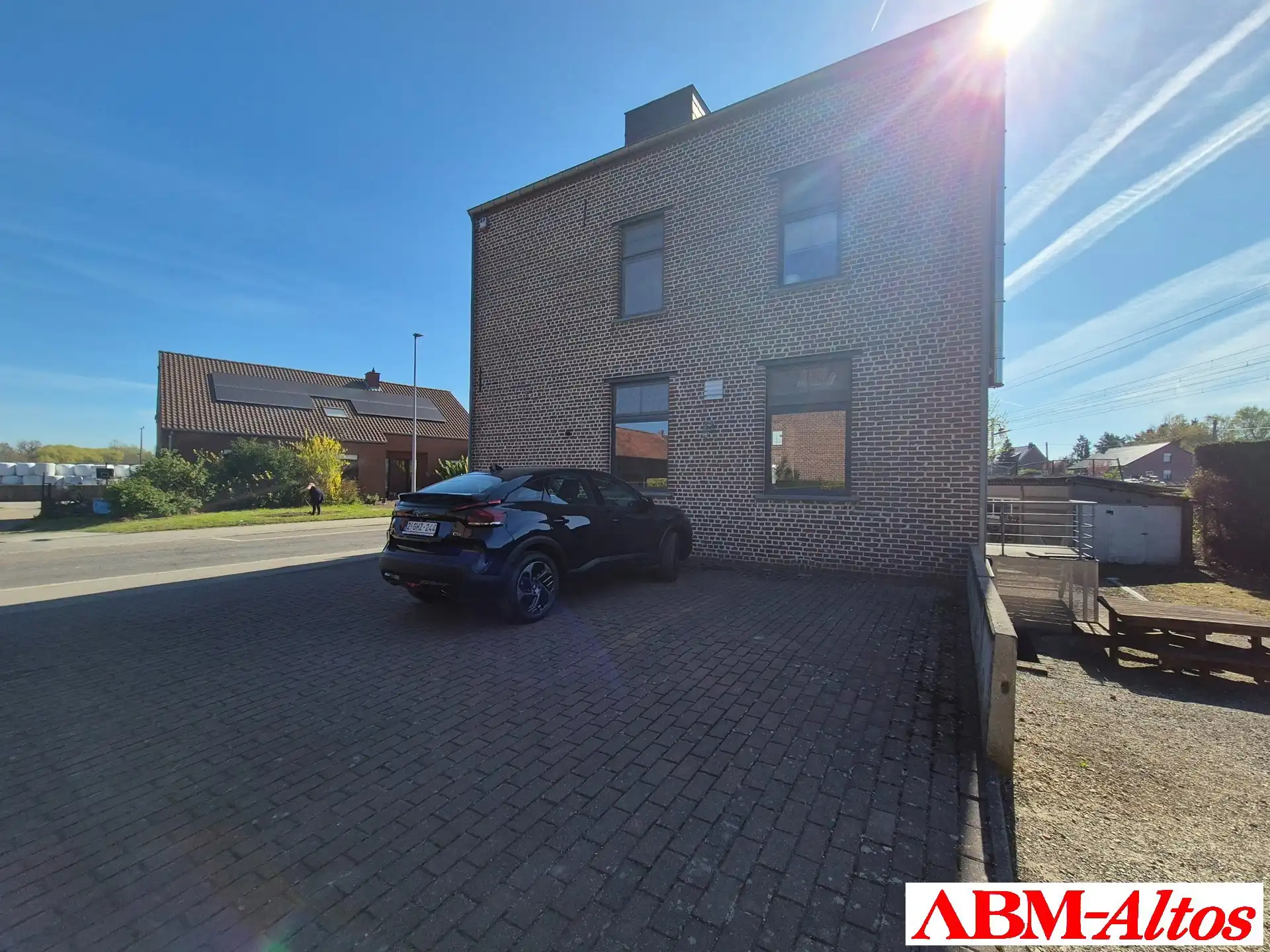 Kantoorgebouw van ca 340m2  te koop foto {{pictureIndex}}