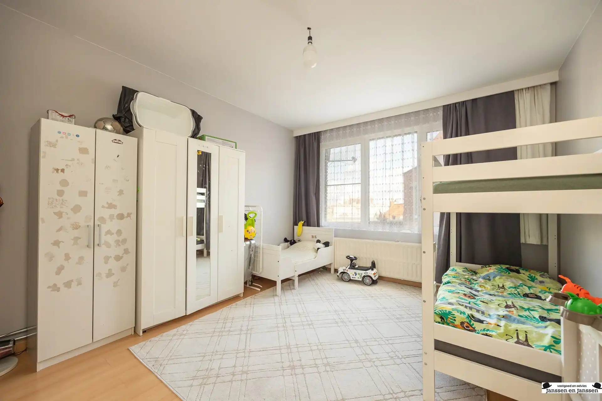 Gerenoveerd 2-slaapkamer appartement te Merksem foto 14