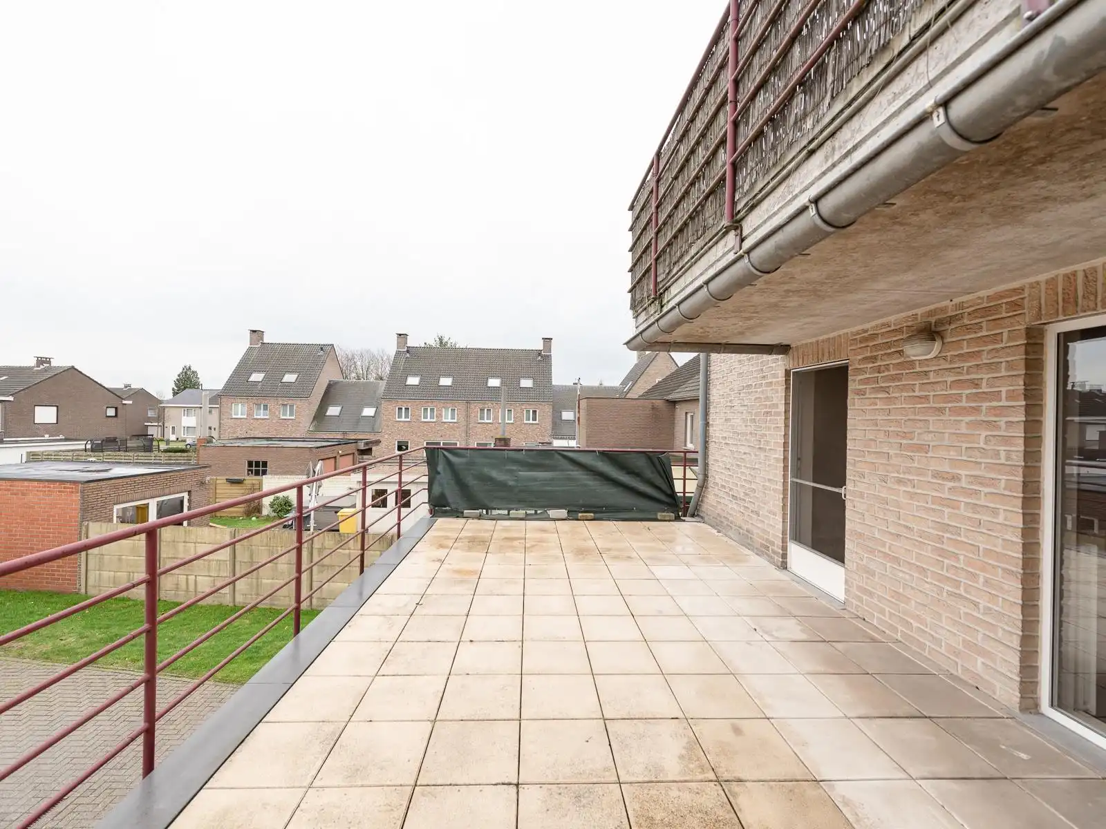 Appartement op 1ste verdieping met lift, 2 slaapkamers, ruim terras, garage en autostaanplaats. foto 12