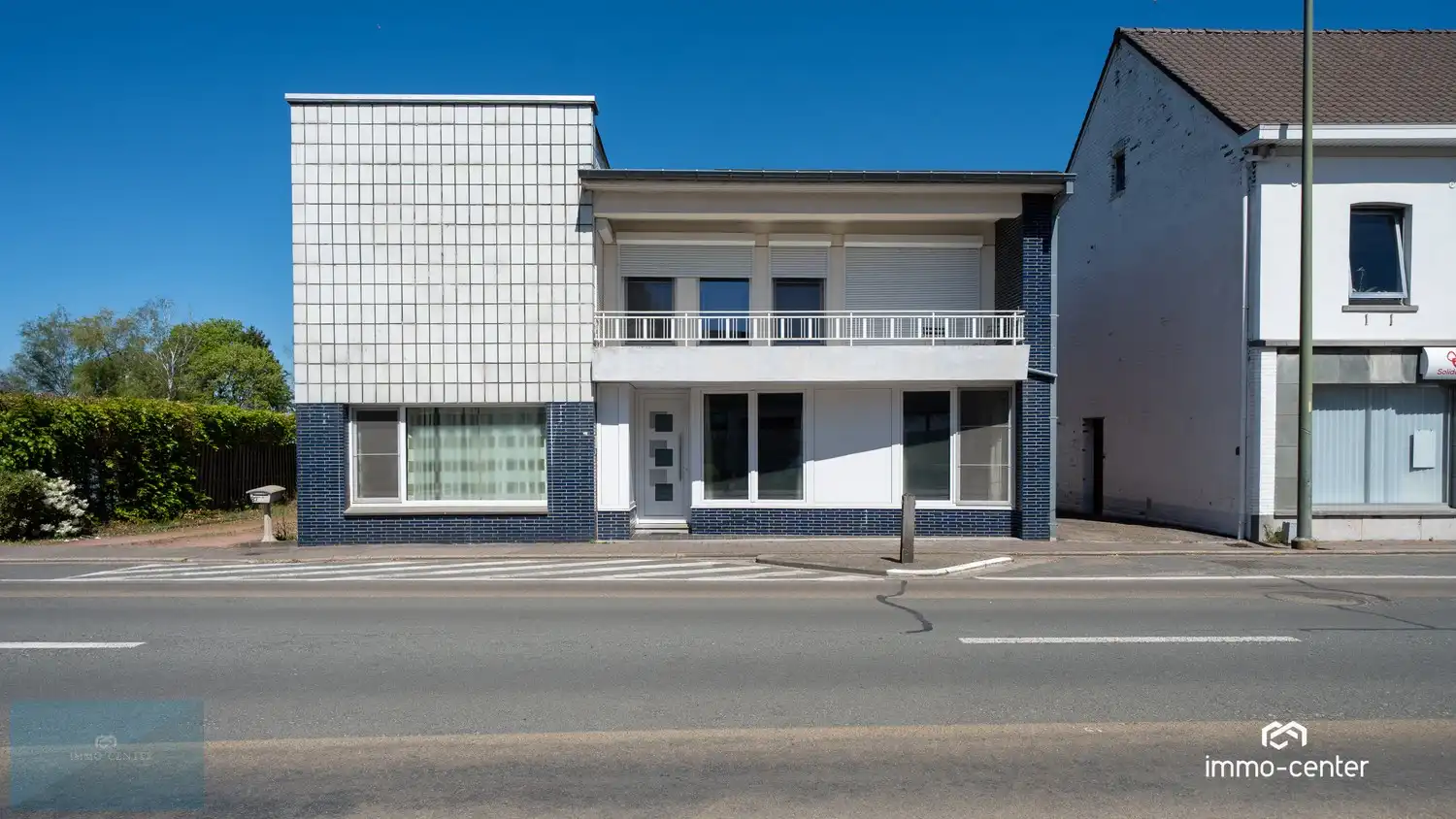 Hoofdfoto van de publicatie: Instapklare open bebouwing met ruime tuin en moderne technieken te As