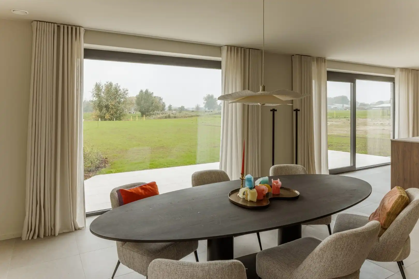 Ruime nieuwbouwvilla met royale tuin in Kruibeke foto {{pictureIndex}}