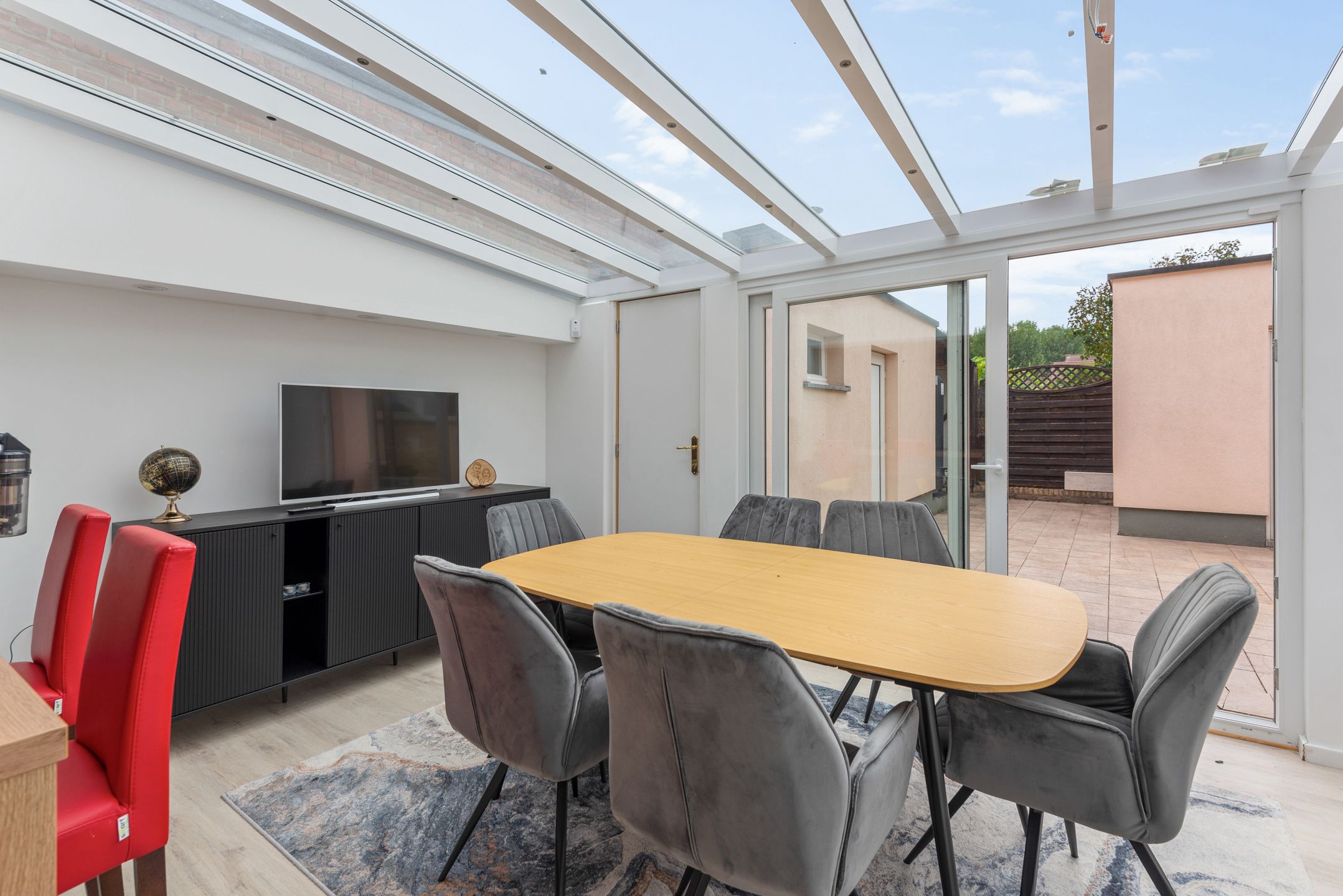 Instapkl. Half-open woning met 3 slpk, polyv. zolder, gar., oprit en tuin foto 16