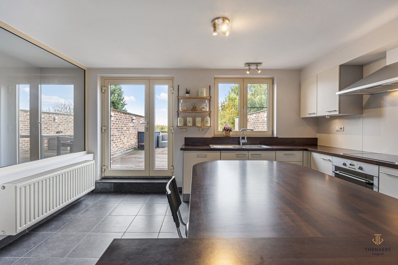 Bel-etage met polyvalente ruimte, garage en grote terrassen. foto 9