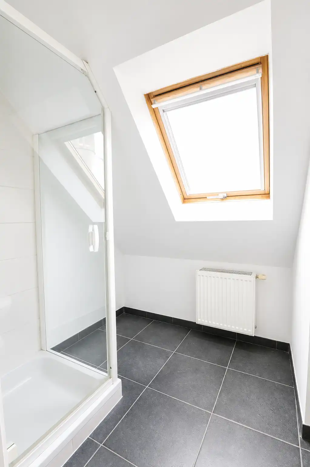 Bijzonder ruim appartement met 3 slaapkamers, 2 badkamers en open zichten, met de mogelijkheid om een garagebox aan te kopen in het gebouw. foto 10