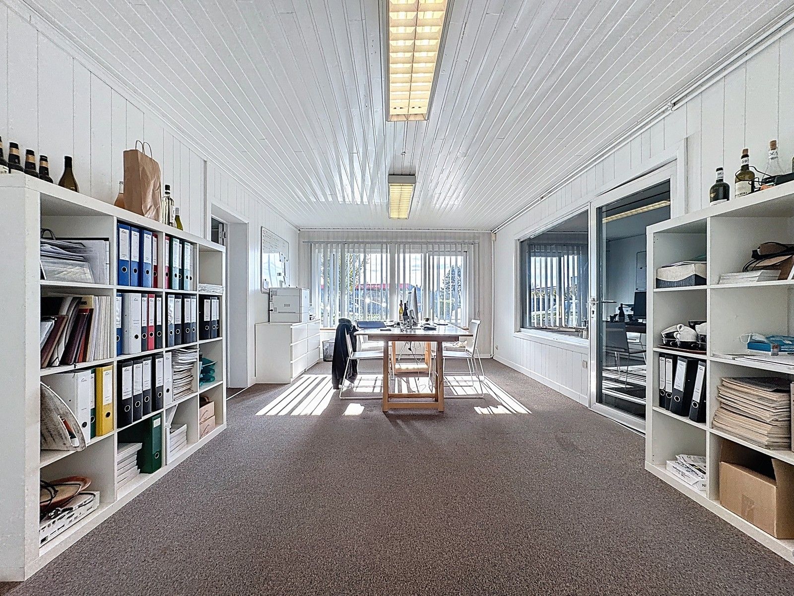 Instapklaar BEDRIJFSPAND, bestaande uit MAGAZIJNEN met geïntegreerde KANTOREN en ruim APPARTEMENT met terras op verdieping! Op industriezone "Waggelwater"! foto 6