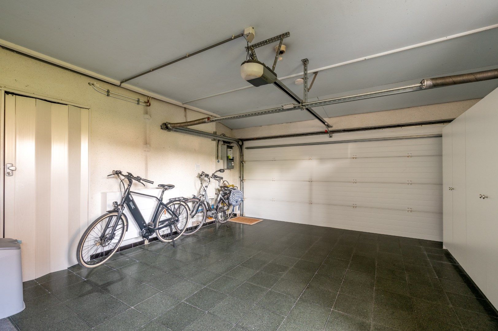 Tot in de puntjes verzorgde villa met 4 slaapkamers, garage en zonnige tuin. foto 29