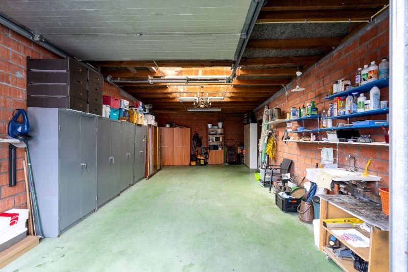 Woning met brede oprit en dubbele garage foto 28