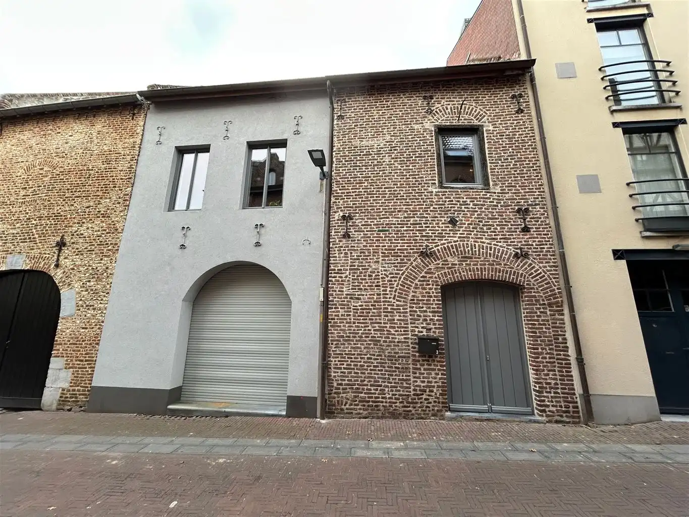 Gezellige stadswoning met 3 slaapkamers en koer, in het centrum van Maaseik. foto {{pictureIndex}}