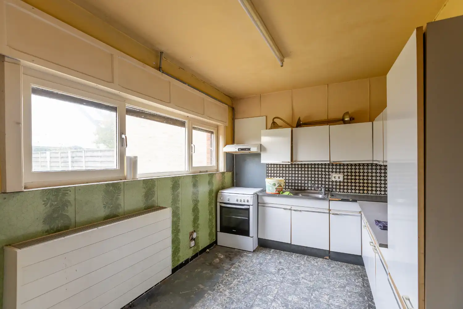 Te renoveren woning op uitstekende locatie foto 8