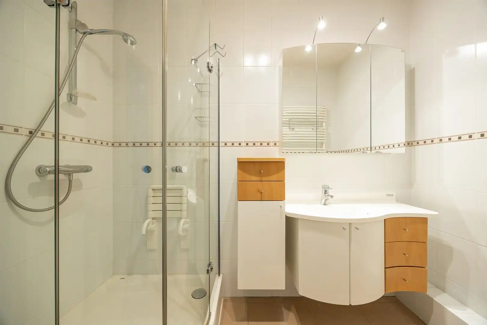 Op te frissen 3-slaapkamerappartement met lift en kelderberging  foto 18