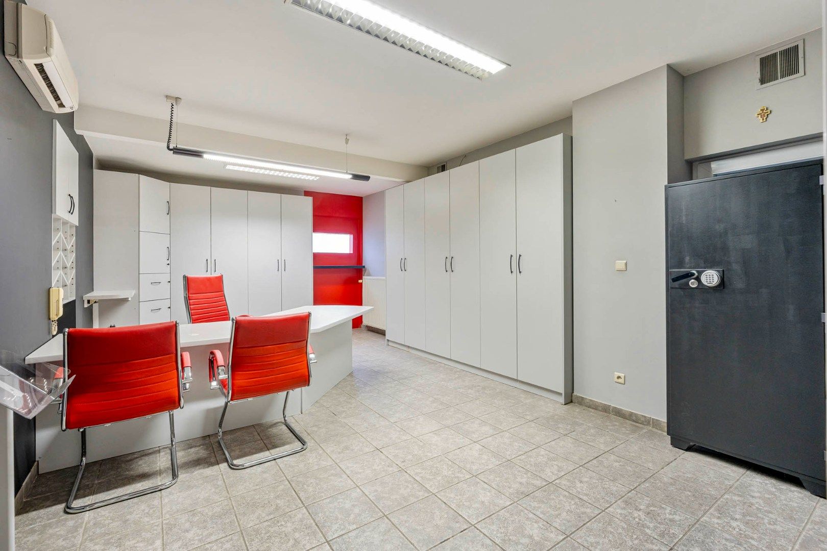 Bedrijfsgebouw met kantoren, magazijnen en woonst - groot 2580 m² foto 12