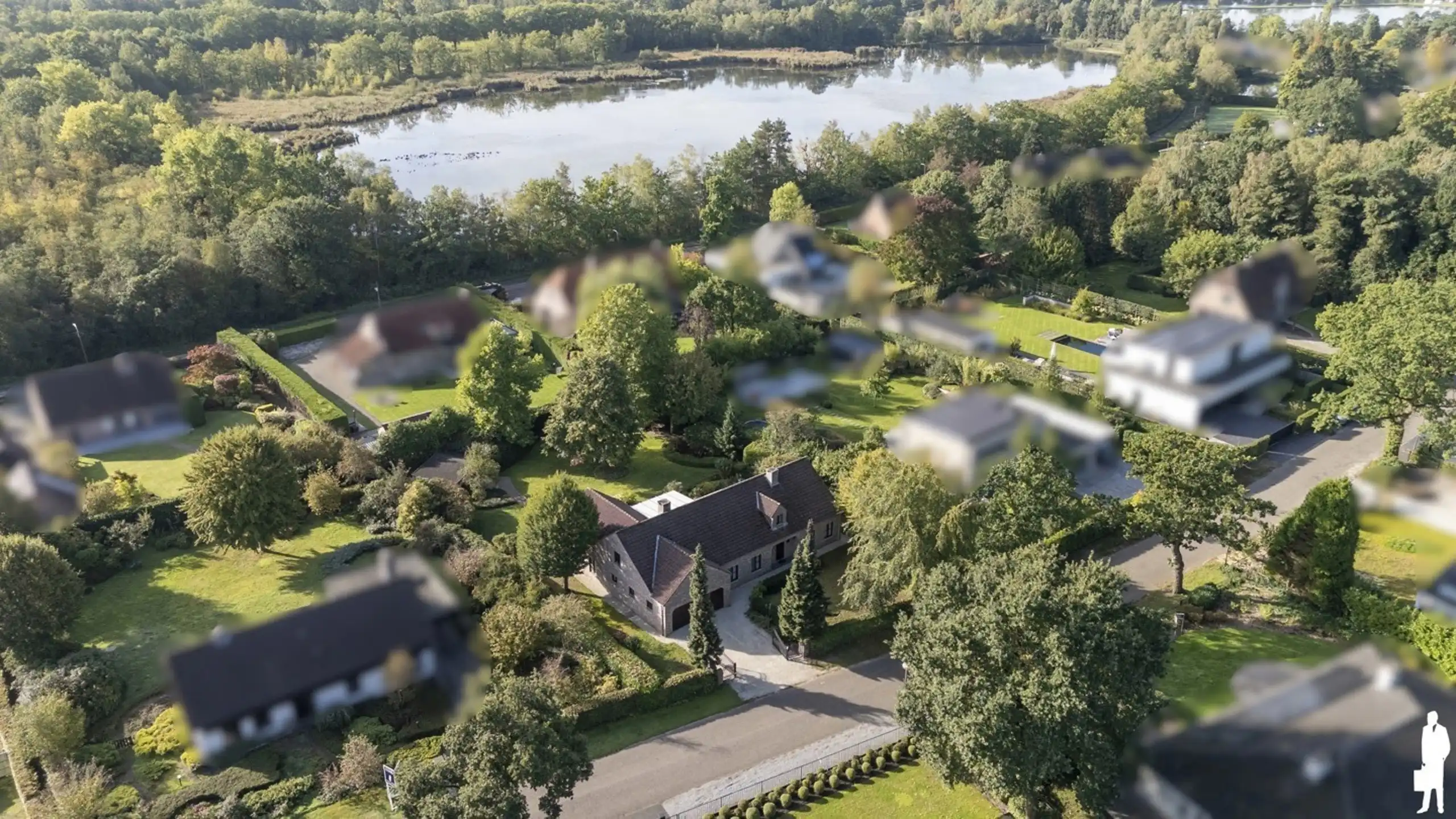 Villa - uitzonderlijke ligging; nabij Nederl.- uiteinde wijk foto 2