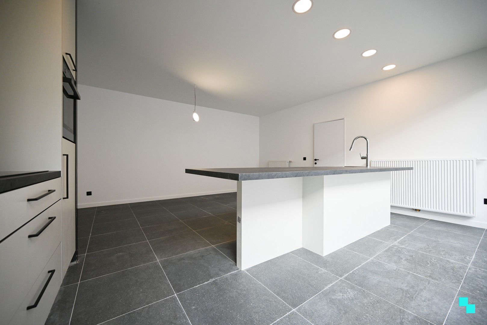 Compleet vernieuwd gelijkvloers appartement met zonneterras in hartje Wevelgem foto 4