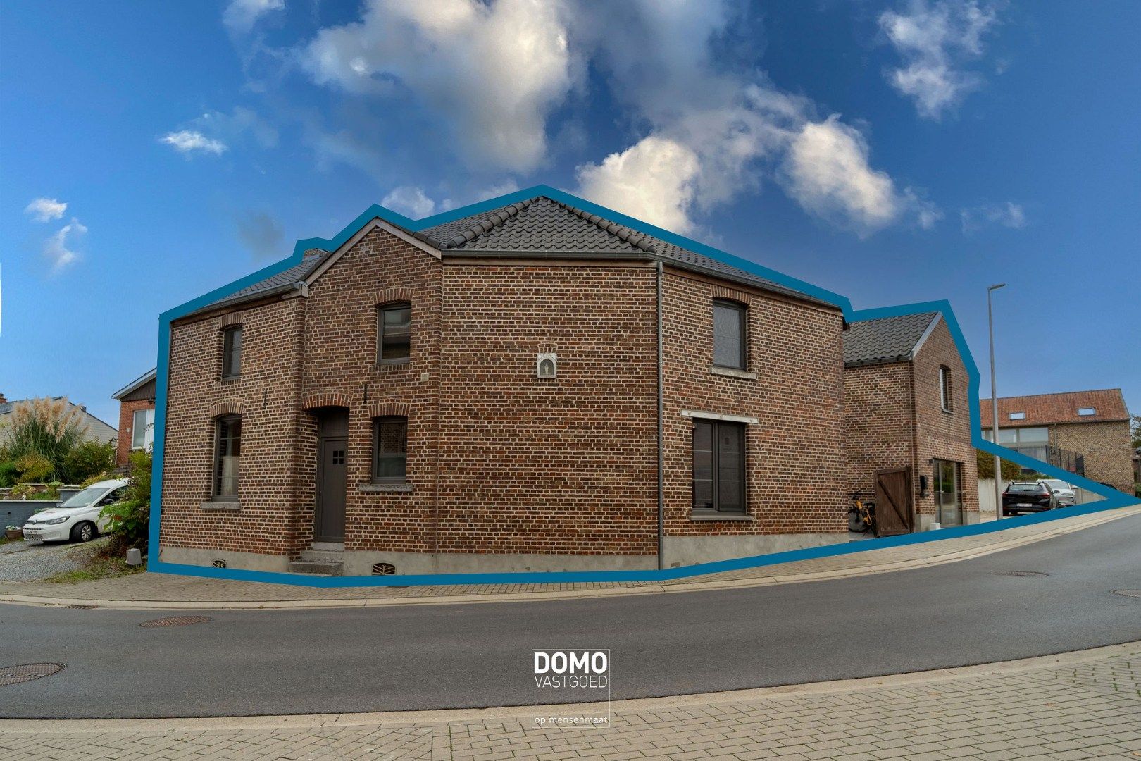 RUIME, INSTAPKLARE EN GERENOVEERDE WONING MET KANTOORGEBOUW INCLUSIEF PARKEERGELEGENHEID, TUIN EN ZWEMBAD TE MIELEN BOVEN AALST (GINGELOM) foto {{pictureIndex}}