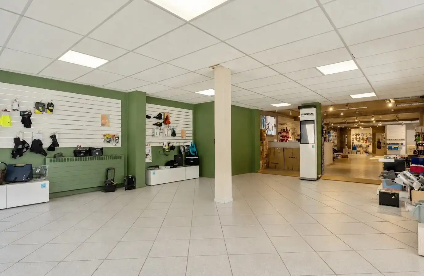 Commercieel pand met ruime handelsruimte, loods én drie-slaapkamer appartement van 160 m² in Wezemaal ! foto 4