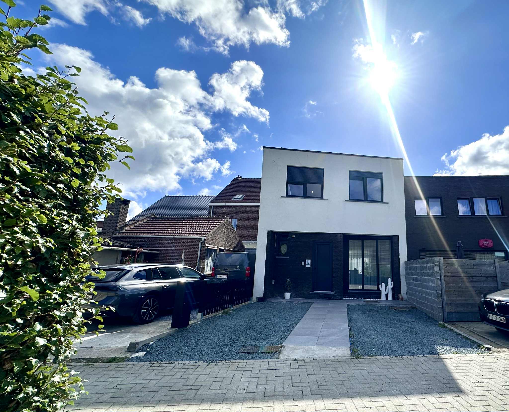 QUASI NIEUWBOUW MET 4 SLPK. & 2 BADKAMERS foto {{pictureIndex}}