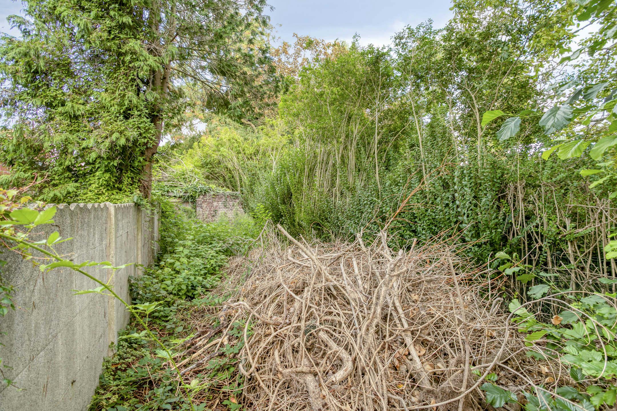 Te renoveren huis pal in het centrum van Meulebeke! foto 5