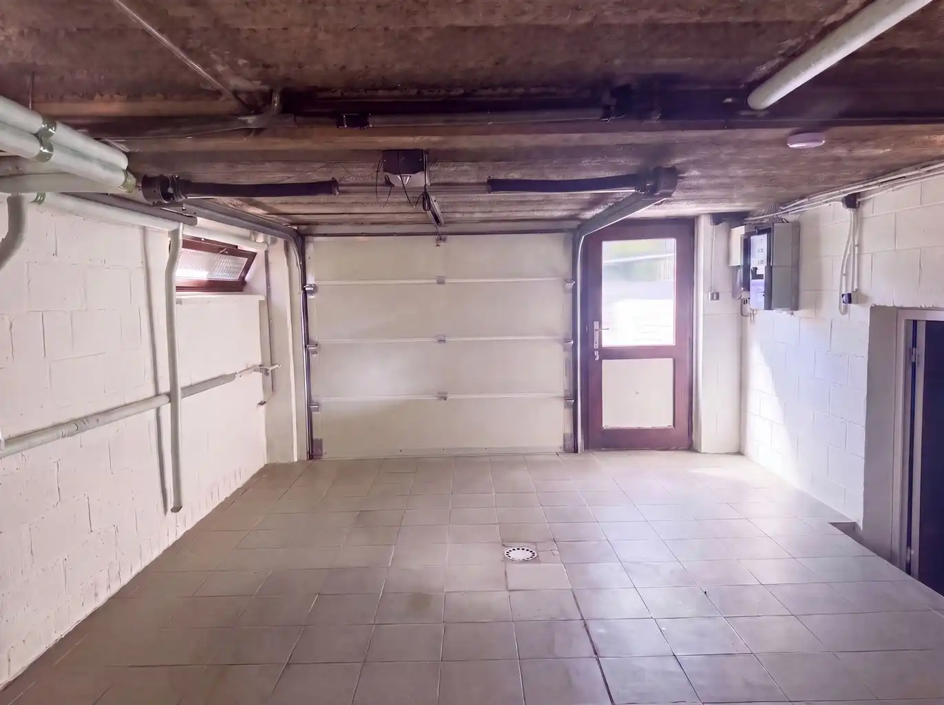 Vrijstaande splitlevelwoning met 3 (+1)slaapkamers, inpandige garage en carport, overdekt terras en omheinde tuin, gunstig gelegen nabij het centrum van Maaseik. foto 18