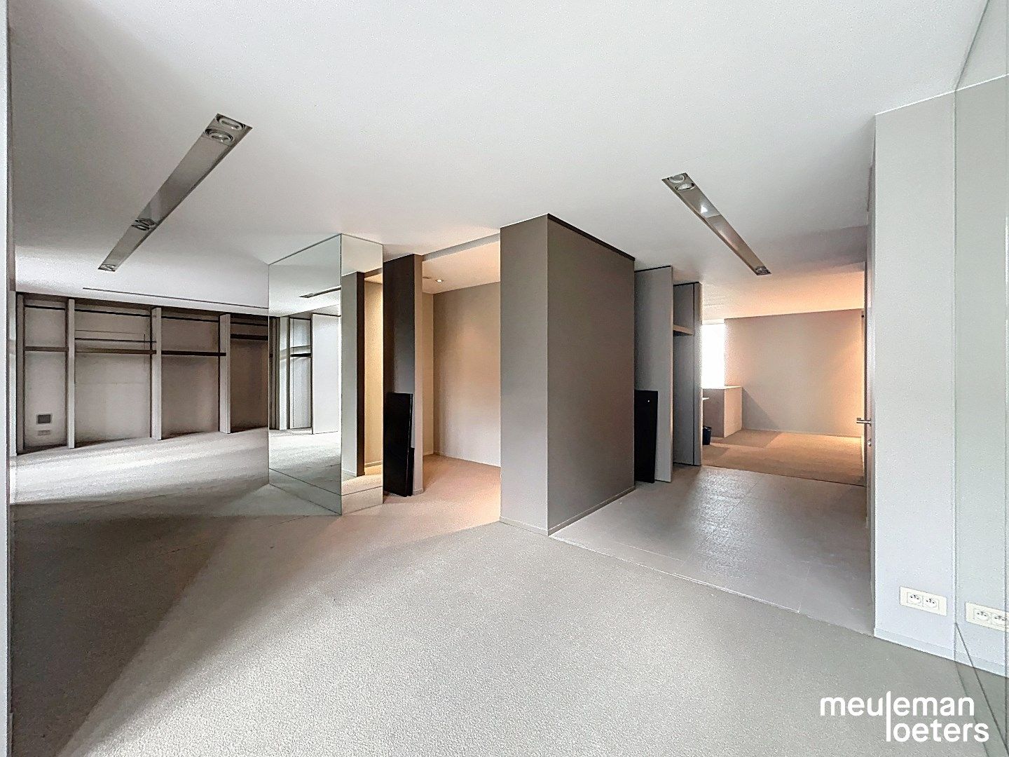 Unieke winkelruimte in het commercieel centrum foto 14