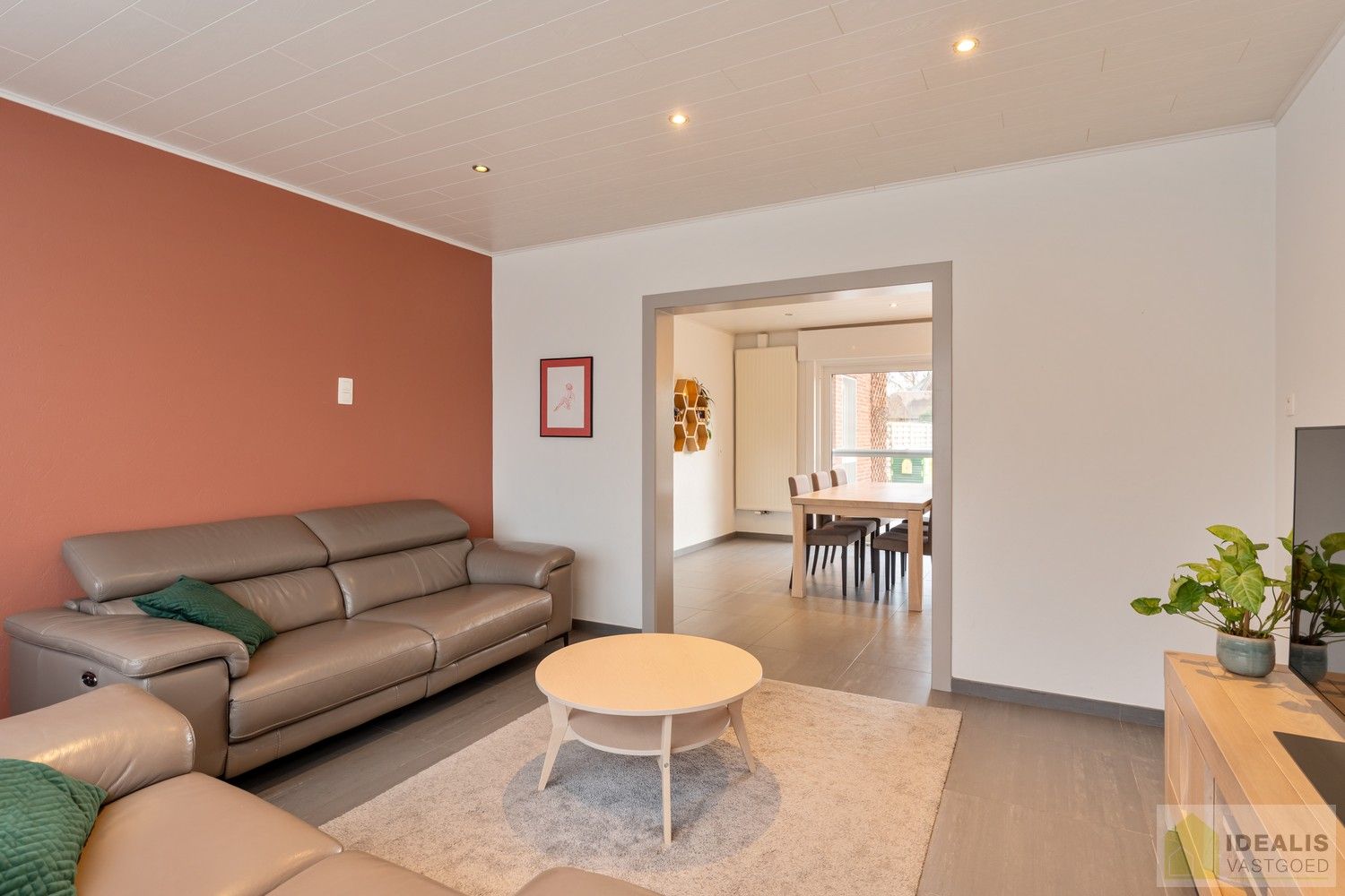 IDEALIS VASTGOED – Instapklare eengezinswoning met een lichtrijke leefruimte, 3 ruime slaapkamers (mogelijks 4), 2 badkamers op een fijn zuid-oost georiënteerd perceel! Deze woning bevindt zich op een perceel van 5a 19ca in een rustige en gezinsvriendelijke woonstraat! foto 8