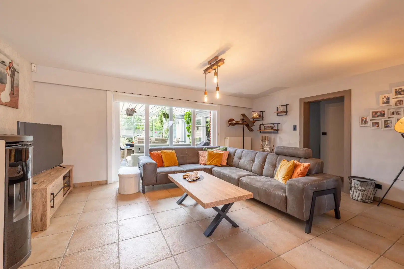 VERRASSEND RUIME, INSTAPKLARE WONING MET 2 GARAGES TE PITTEM foto 5