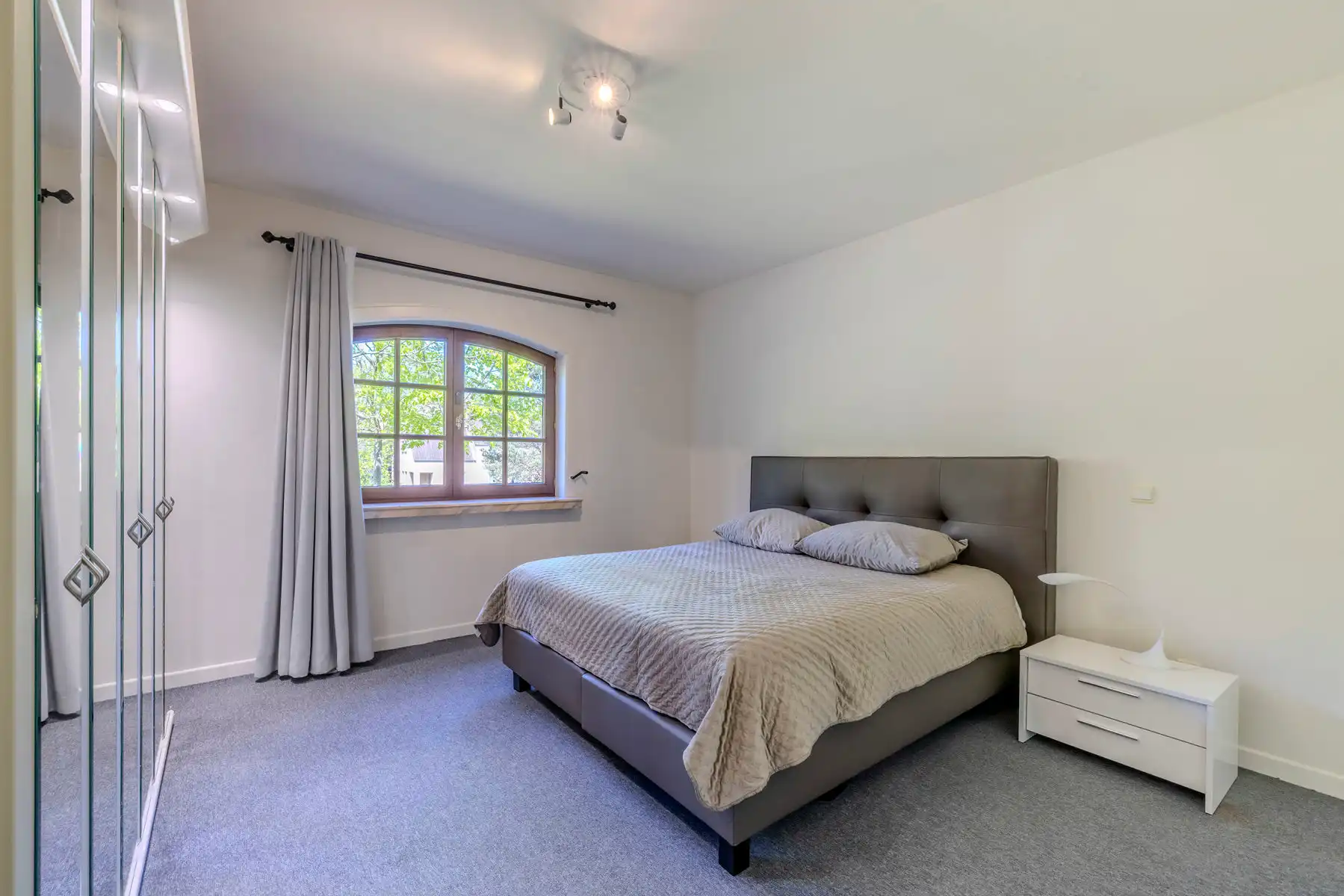 Ruim landhuis op ca. 3010 m² grond met ca. 736 m² bew.opp. foto 17