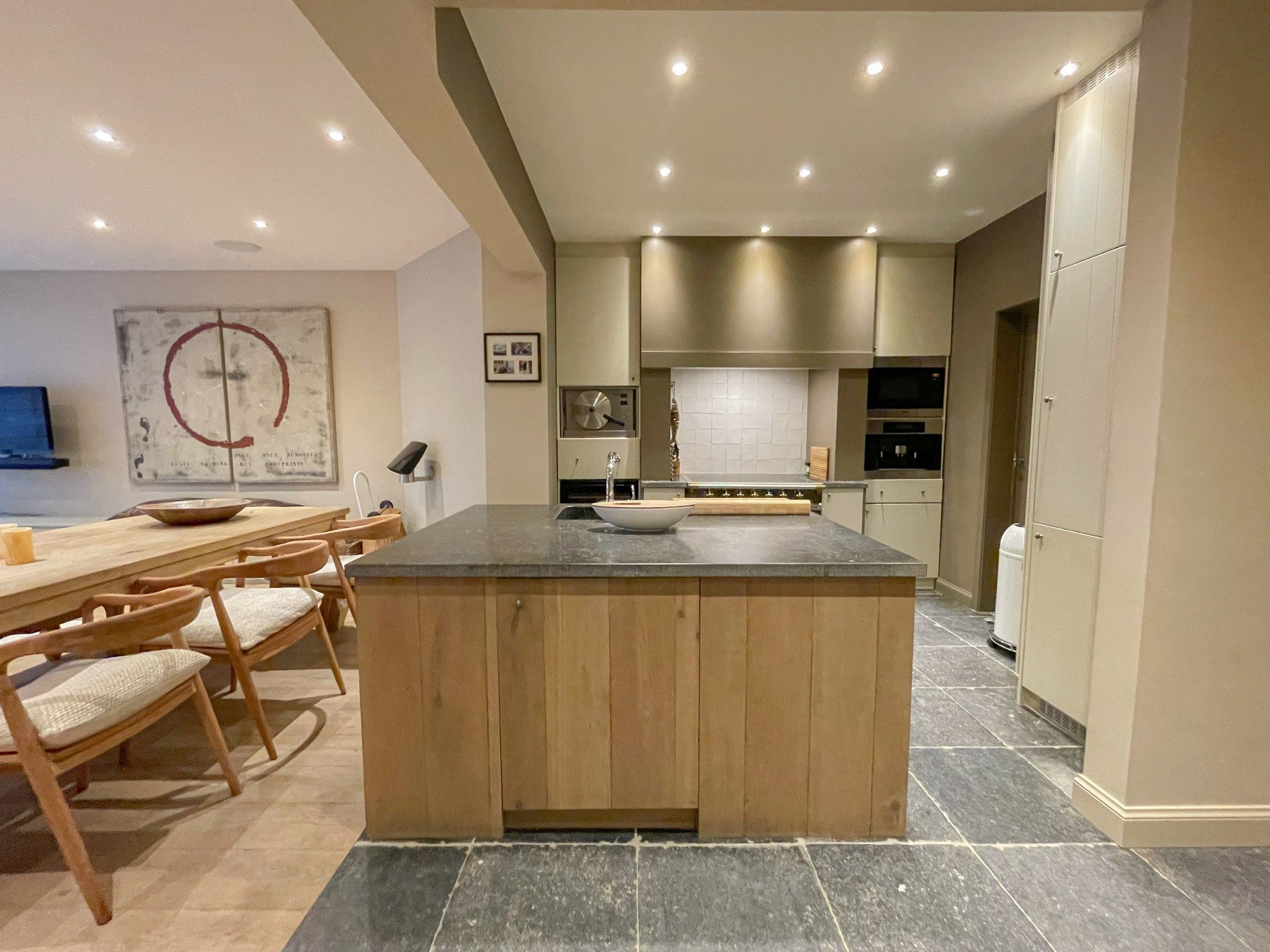 Aangenaam, perfect onderhouden appartement met een ruim terras. foto 4