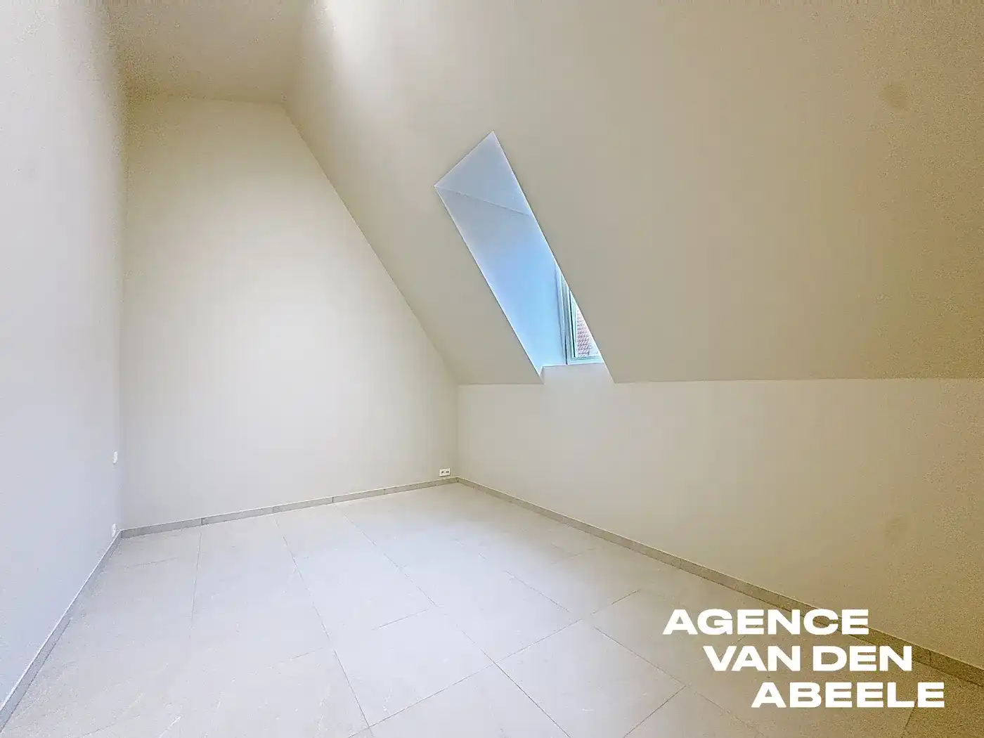 Prachtige nieuwbouwwoning met garage en tuin foto 19