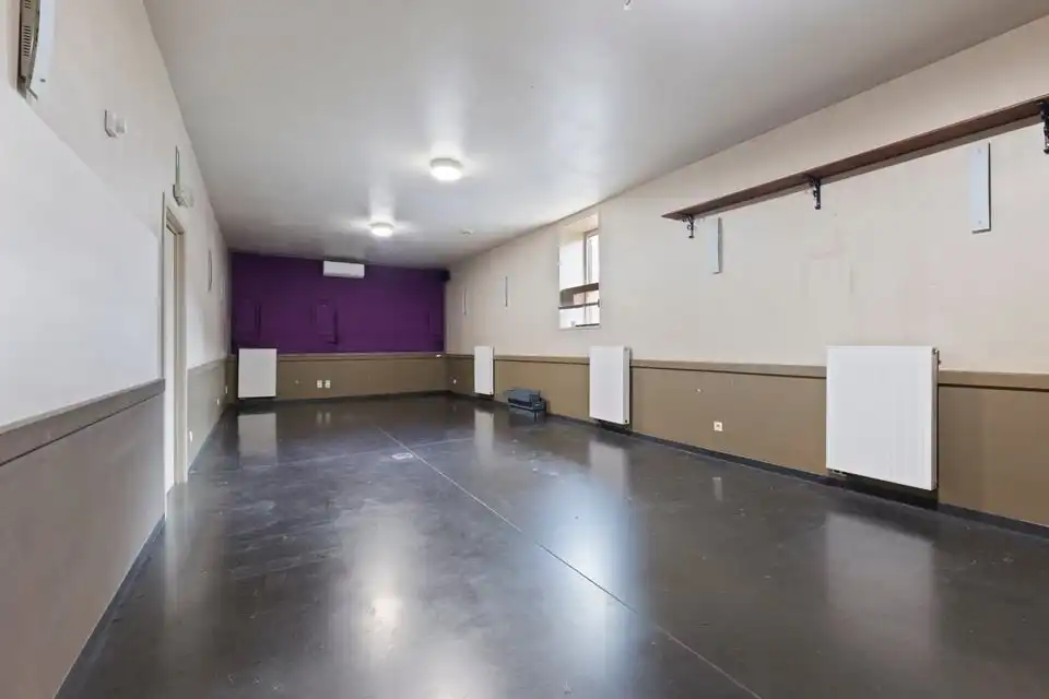 HANDELSHUIS MET PARKING OP EEN TOPLOCATIE IN LINTER foto 16