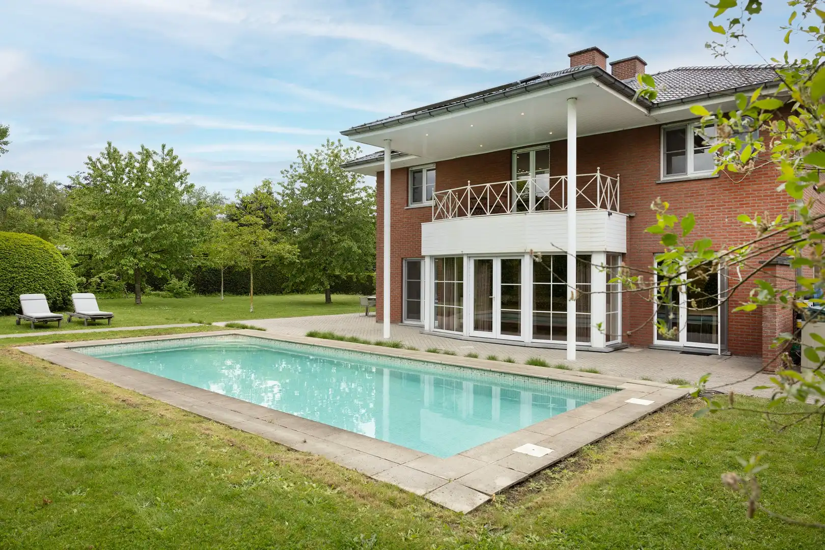 Zonovergoten wonen op 1.297 m² in villa met 6 slaapkamer. foto {{pictureIndex}}
