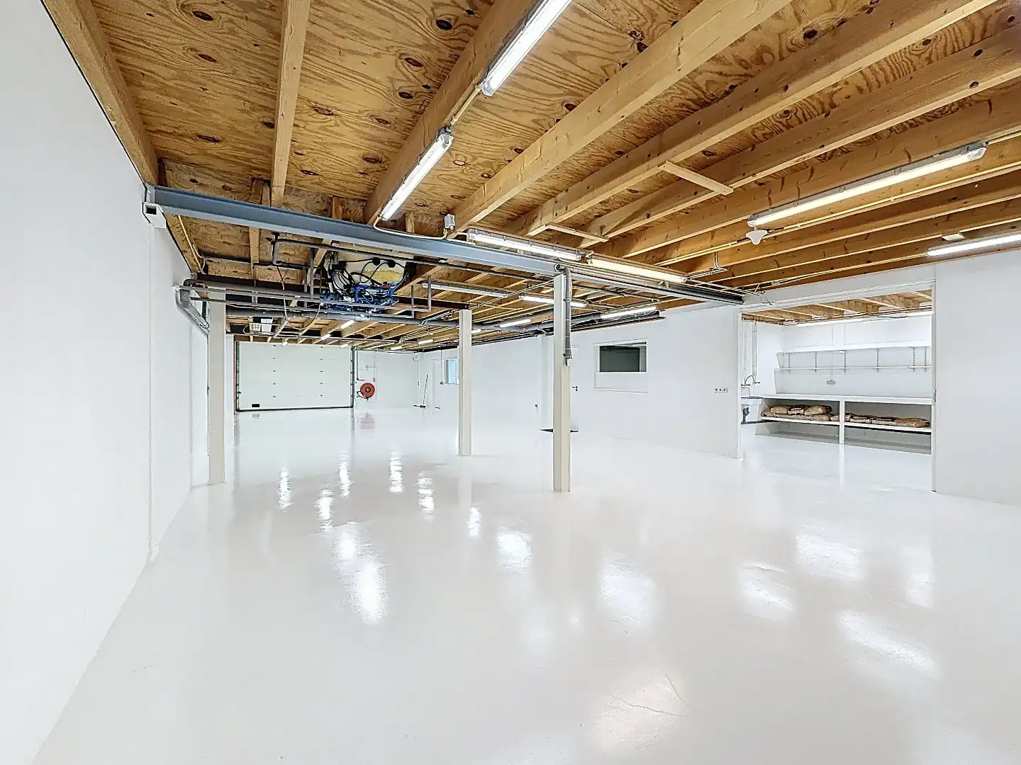 Uniek multifunctioneel object met bedrijfsruimte, kantoor, mancave en ruim appartement foto 15