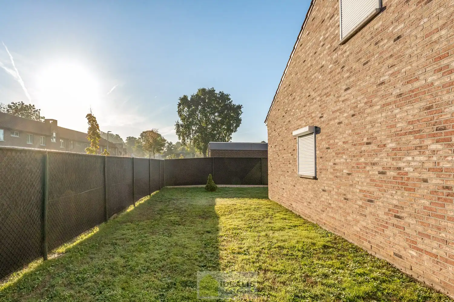 IDEALIS VASTGOED – ZEER RUIME EENGEZINSWONING MET EEN KNAPPE LEEFRUIMTE MET AANSLUITEND OPEN MODERNE KEUKEN, MOMENTEEL 3 SLAAPKAMERS MAAR MOGELIJKHEID TOT 4 SLAAPKAMERS, 2 BADKAMERS, ONDERKELDERD EN VOLLEDIG AANGELEGD MET EEN KNAPPE TUIN EN HEERLIJK OVERDEKT TERRAS OP EEN PERCEEL VAN 5A 63CA! Deze ruime gezinswoning omvat +- 215m² netto bewoonbare oppervlakte met een aangename woonkamer bestaande uit zit-en eetgedeelte, een open moderne keuken, 3 slaapkamers maar mogelijkheid tot 4 slaapkamers en 2 badkamers. Een unieke kans voor kandidaten op zoek naar een ééngezinswoning voorzien van alle faciliteiten en comfort op een fijne locatie in een residentiële wijk tussen de centra van Oudsbergen, Bocholt, Bree en Peer! De huidige eigenaars hebben de woning in 2023 grondig gerenoveerd en o.a. voorzien van vloerverwarming, een warmtepompboiler en 2 lucht-luchtsystemen om te koelen en warmen!! foto 40