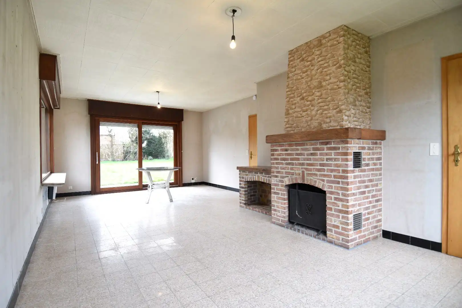 Ruime alleenstaande woning met 2 slaapkamers (mogelijkheid tot meer!), garage en zonnige tuin te koop in Gullegem foto 4