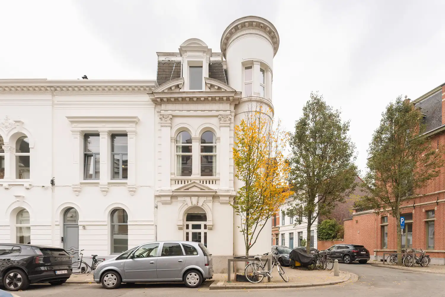 Hoofdfoto van de publicatie: Wonen in een beschermde hoekwoning van Jos Bascourt uit 1894 is wonen in een uniek stuk Zurenborg, zonder renovatieplicht