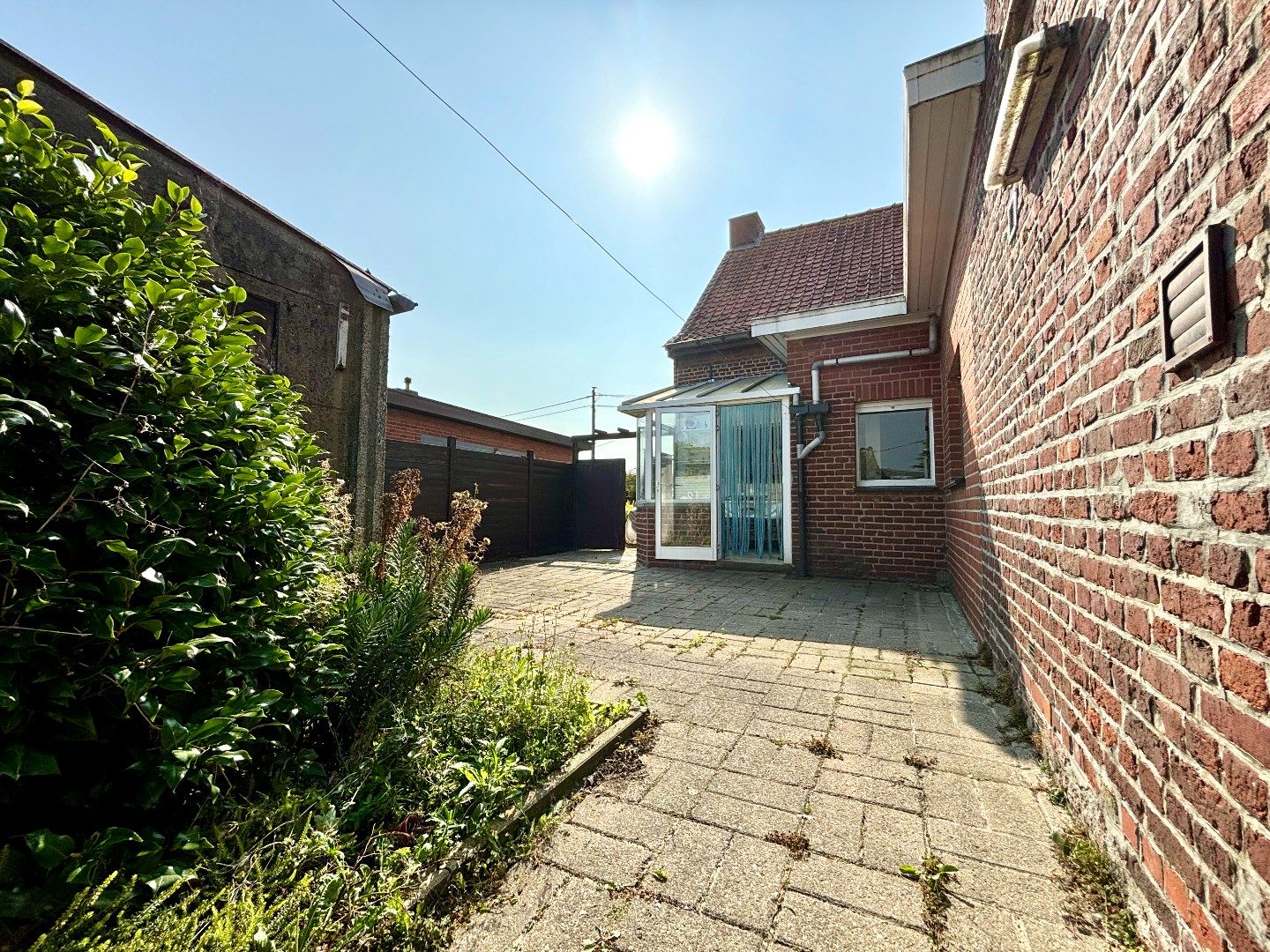 HALFOPEN WONING MET 3 SLPKS, RUIME TUIN EN 2 GARAGES foto 8