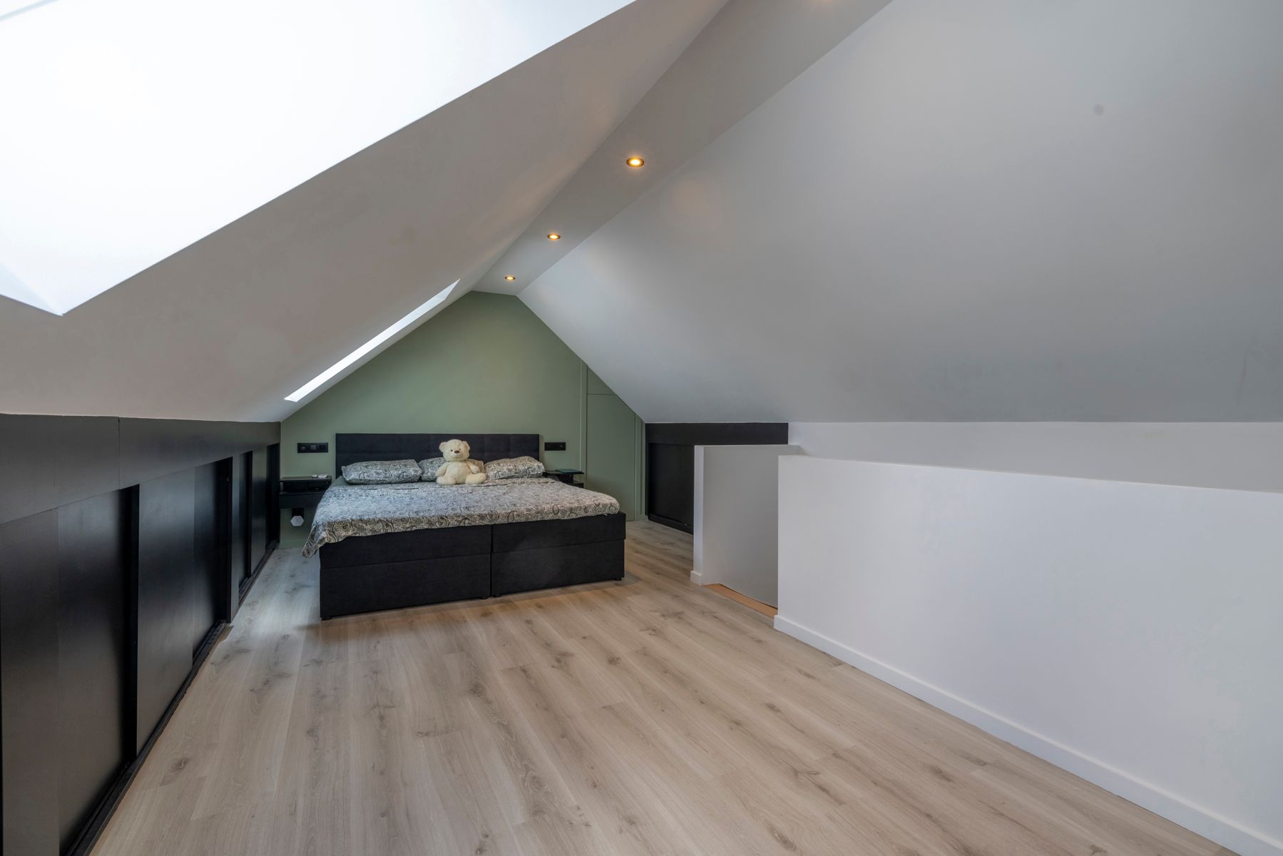 Woning met 2 slaapkamers, bureau en garage te koop! foto 14