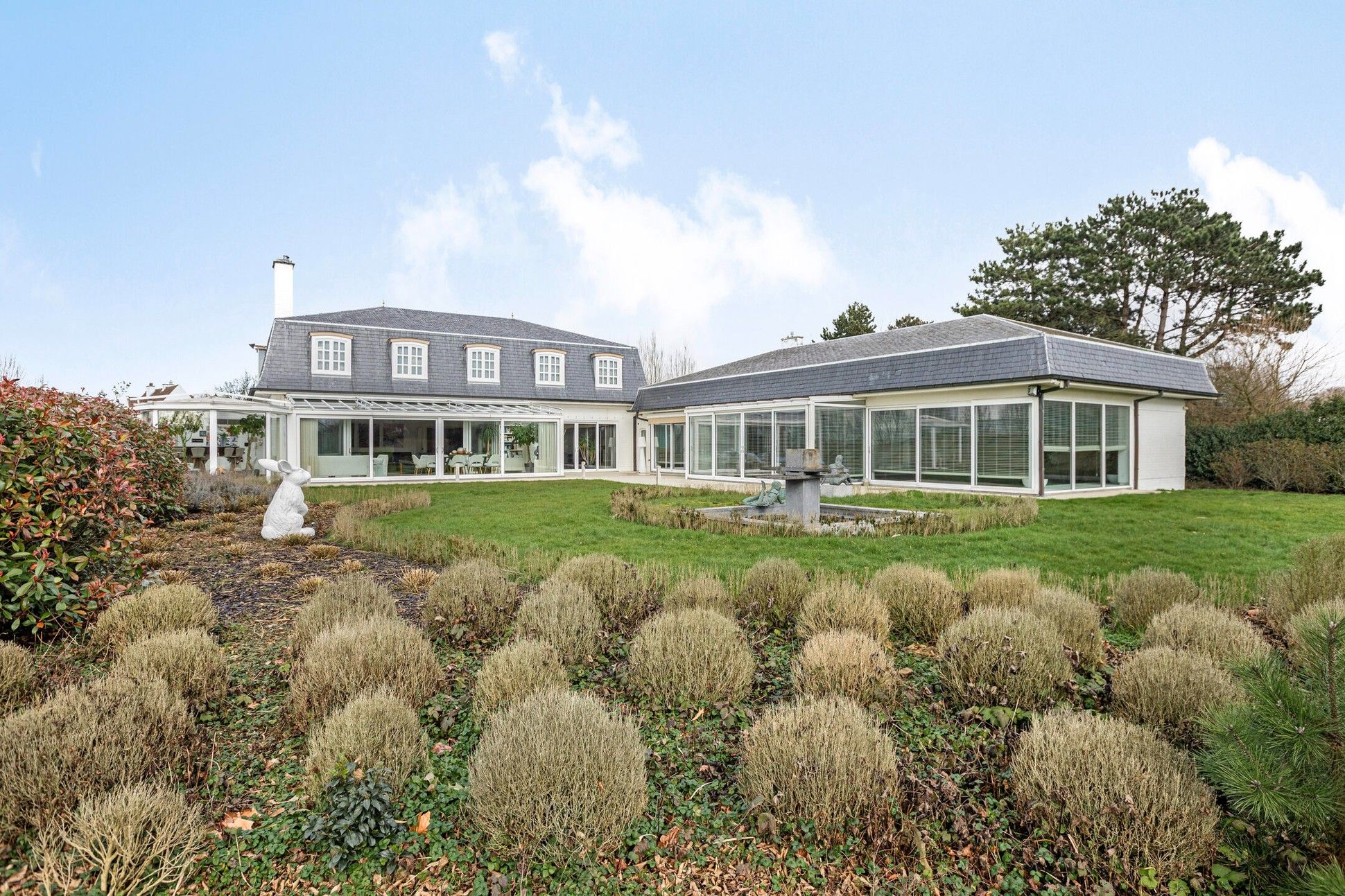 Unieke villa op een groot grondstuk met een binnenzwembad te koop nabij het centrum van De Haan. foto 2