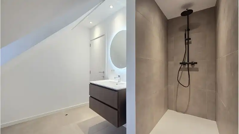 Ruim en volledig vernieuwd 2-slaapkamerappartement te huur in Brugge foto 4