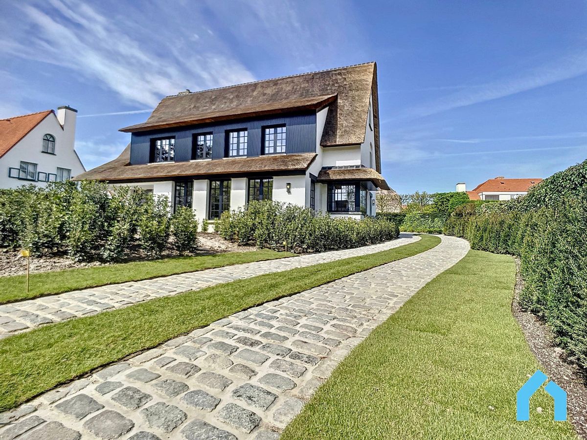 Prachtig gerenoveerde villa gelegen aan de rand van het Zoute foto {{pictureIndex}}