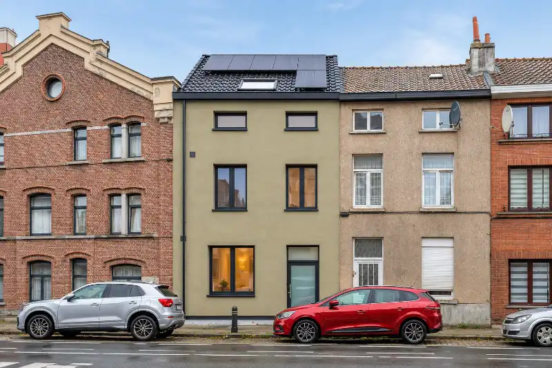 Verscholen achter een charmante groene gevel: prachtig gerenoveerde woning met 3 slaapkamers foto {{pictureIndex}}