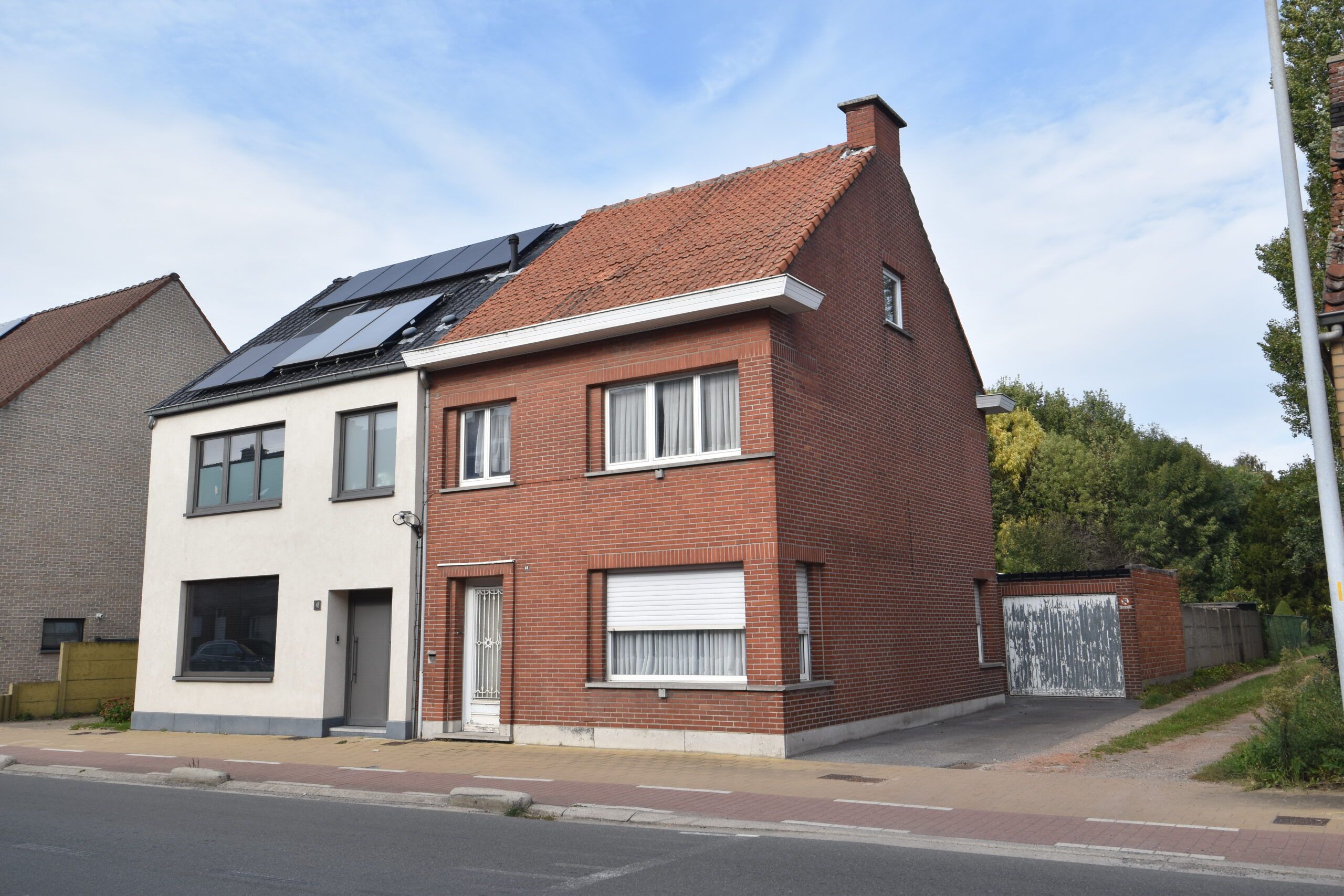 Ben je op zoek naar een gezellige renovatiewoning met uitzonderlijk veel potentieel? foto {{pictureIndex}}