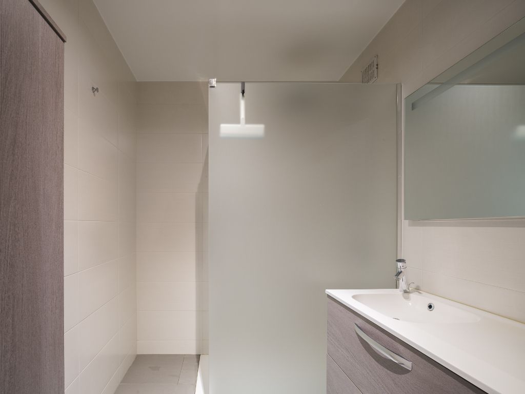 Instapklaar appartement met uniek waterzicht en zonnig terras foto 9