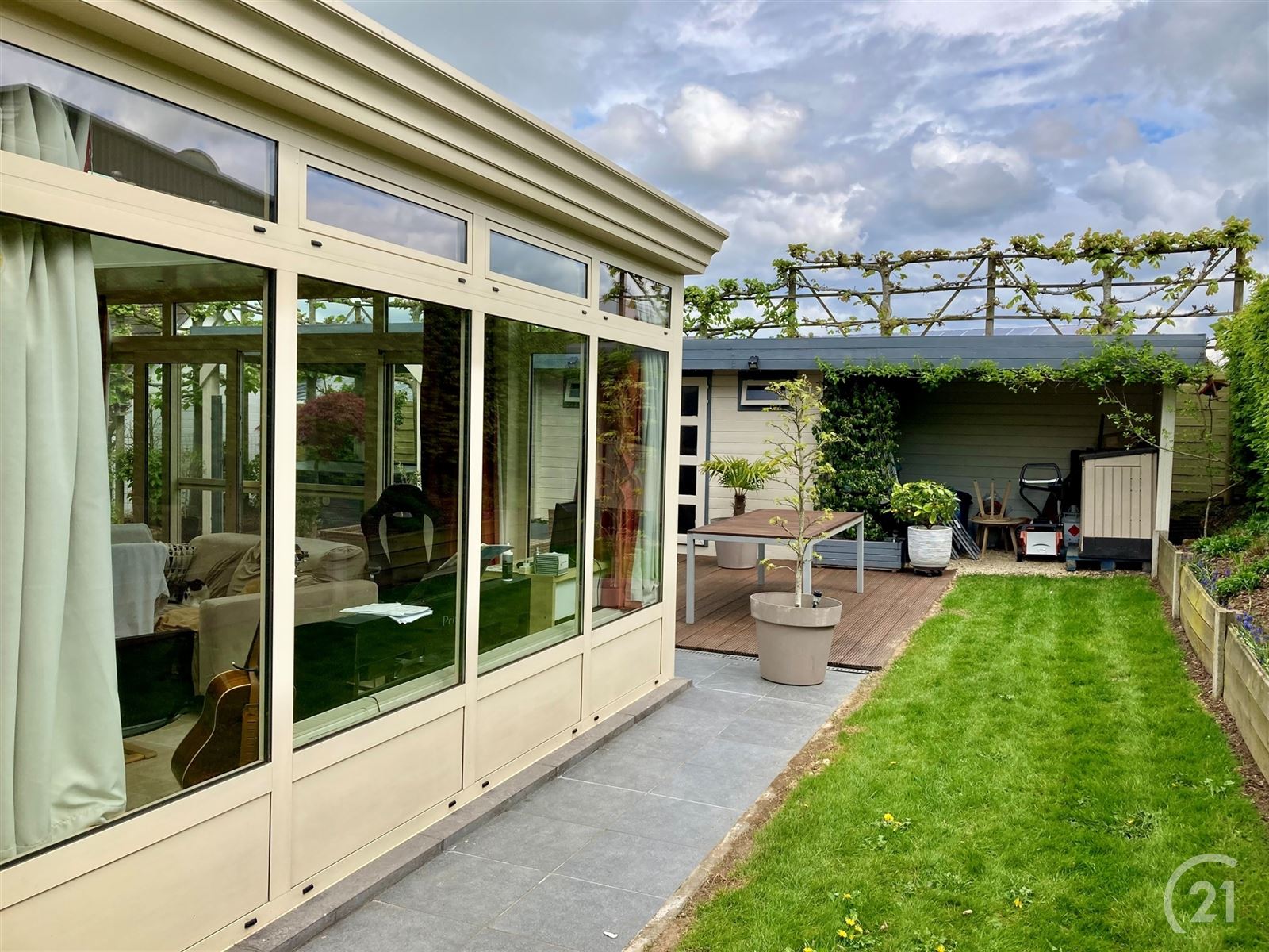 Instapklare halfopen bebouwing met veranda, zonnepanelen en tuin in rustige straat ! foto 6