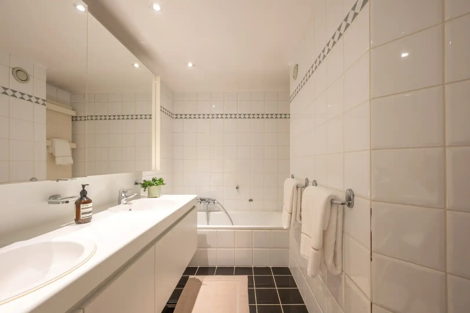 Ruim en breed appartement met goed zijdelings zeezicht foto 14