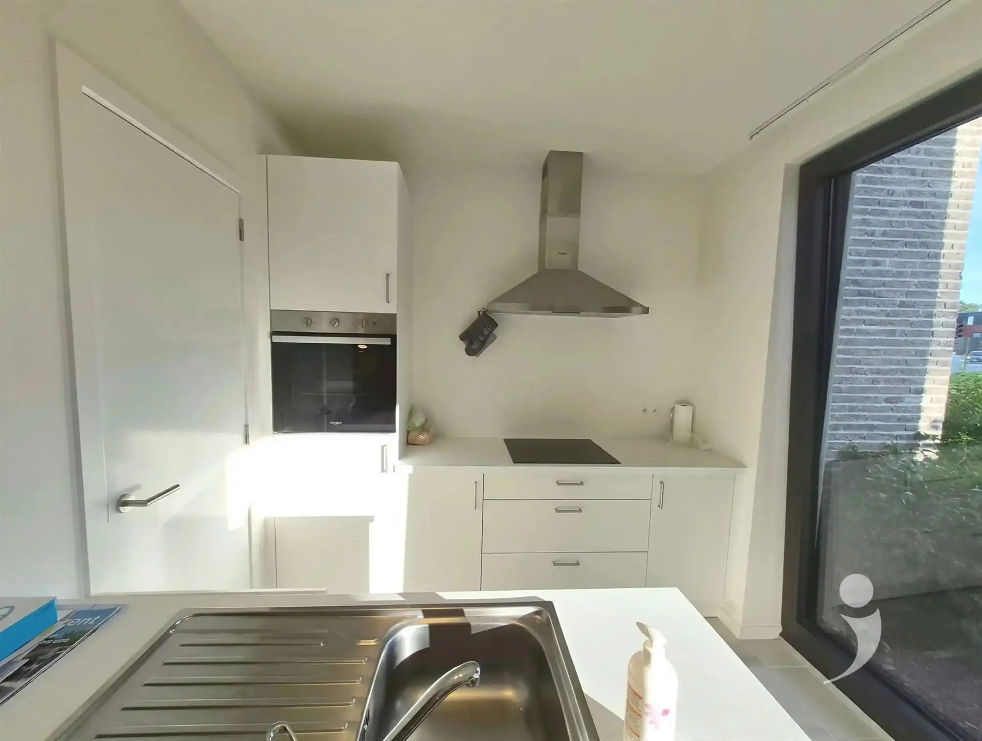Recent gelijkvloers appartement met staanplaats voor de wagen foto 3