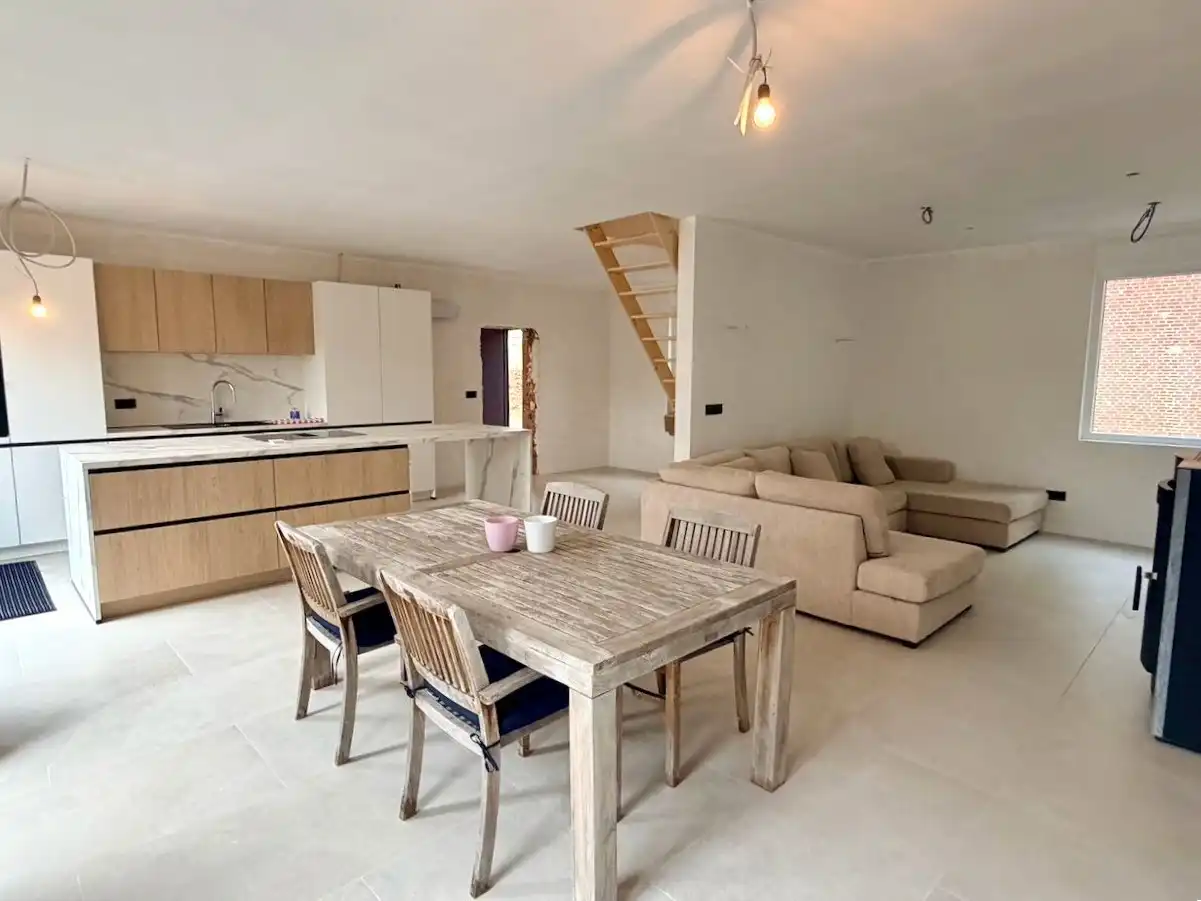 Ruime halfopen woning met sterke basis op perceel van 11a65ca foto 4