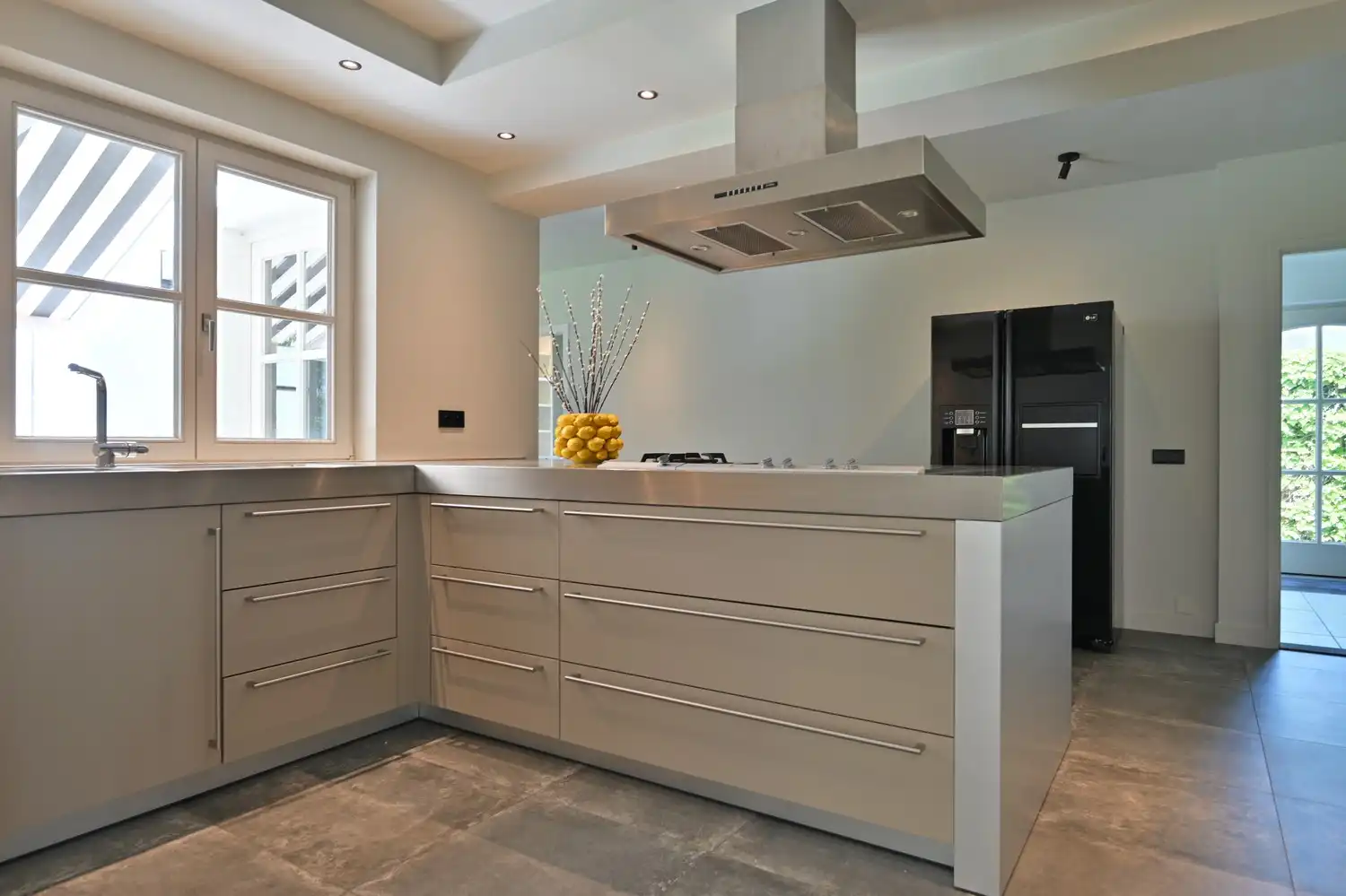 Exclusieve, gerenoveerde villa op toplocatie in residentieel Neerharen foto 11