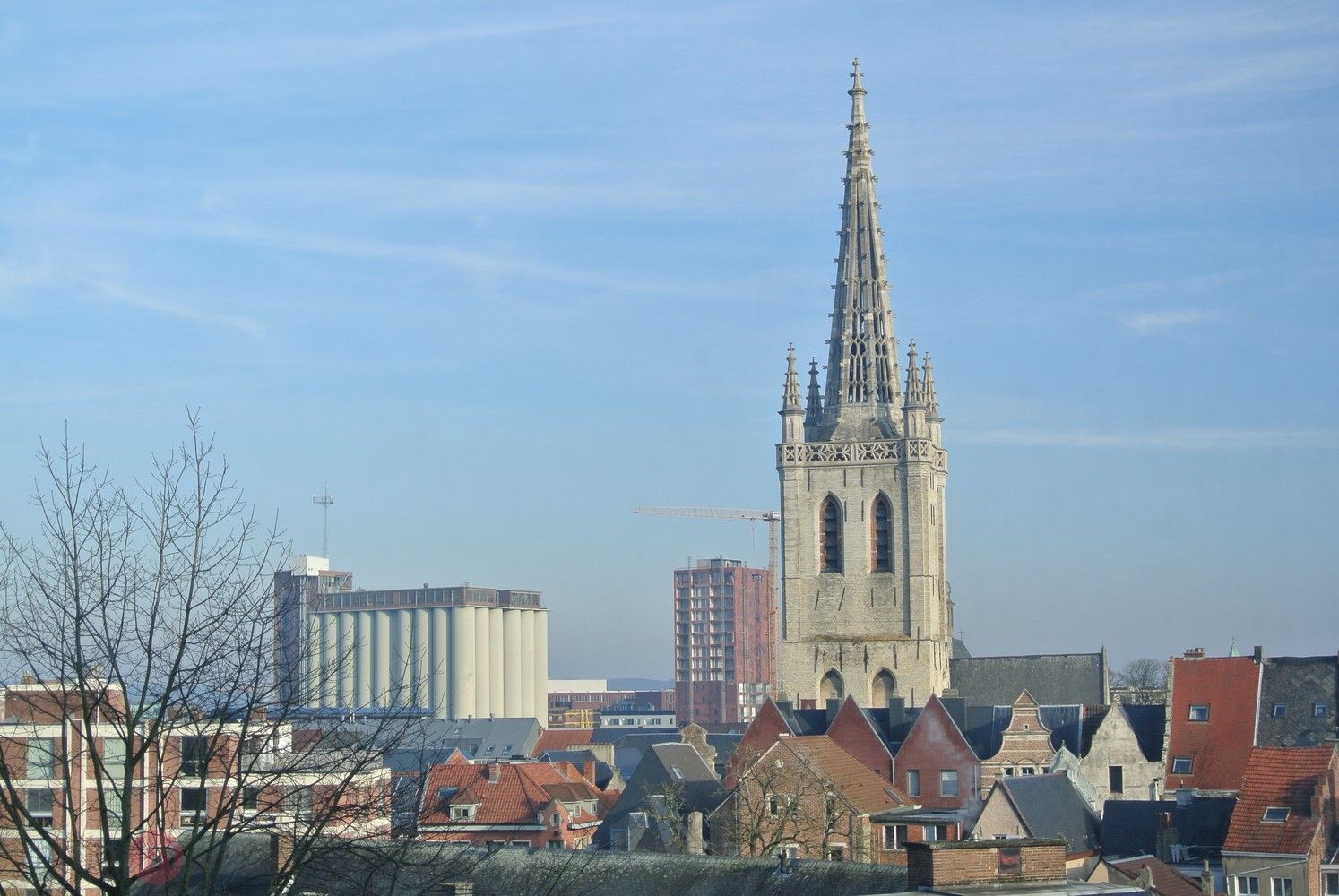 Centraal maar rustig gelegen appartement met drie slaapkamers foto 2